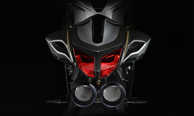 Hệ thống ống xả full system bằng titanium với ống xả kép, ngắn ''đút gầm'' kiểu xe đua cùng chữ ký của Claudio Castiglioni được khắc bằng laser của SC Project. Có thể đây là lần cuối cùng kiểu bố trí ống xả này xuất hiện trên một chiếc MV Agusta.