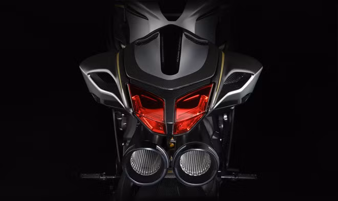 Hệ thống ống xả full system bằng titanium với ống xả kép, ngắn ''đút gầm'' kiểu xe đua cùng chữ ký của Claudio Castiglioni được khắc bằng laser của SC Project. Có thể đây là lần cuối cùng kiểu bố trí ống xả này xuất hiện trên một chiếc MV Agusta.