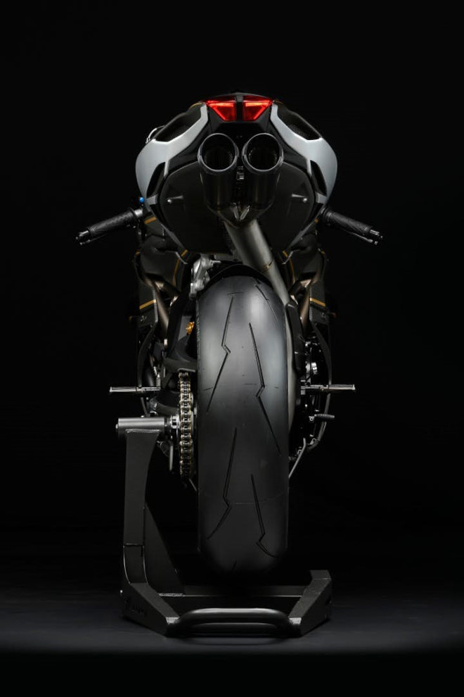 Những cải tiến này giúp F4 Claudio Castiglioni Edition có thể đạt công suất lên tới 212 mã lực tại 13.450 vòng/phút và mô-men xoắn 115,2 Nm tại 9.300 vòng/phút với hệ thống xả của SC Project. Nếu sử dụng ống xả nguyên bản đáp ứng tiêu chuẩn khí thải và tiếng ồn, chiếc xe vẫn mạnh tới 205 mã lực.