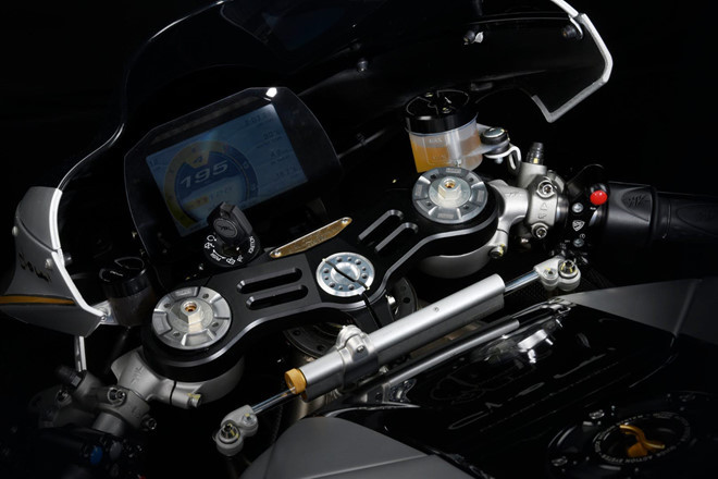 Xe có 4 chế độ lái là Normal, Sport, Rain và Custom. Chế độ Custom cho phép người dùng tự điều chỉnh độ can thiệp của hệ thống điều khiển lực kéo theo 8 cấp, độ nhạy tay ga và phanh động cơ. Bảng đồng hồ trên F4 Claudio Castiglioni Edition là một màn hình màu được tích hợp sẵn GPS để có thể lưu lại các thông số khi vận hành qua mỗi vòng đua.