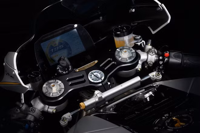 Xe có 4 chế độ lái là Normal, Sport, Rain và Custom. Chế độ Custom cho phép người dùng tự điều chỉnh độ can thiệp của hệ thống điều khiển lực kéo theo 8 cấp, độ nhạy tay ga và phanh động cơ. Bảng đồng hồ trên F4 Claudio Castiglioni Edition là một màn hình màu được tích hợp sẵn GPS để có thể lưu lại các thông số khi vận hành qua mỗi vòng đua.