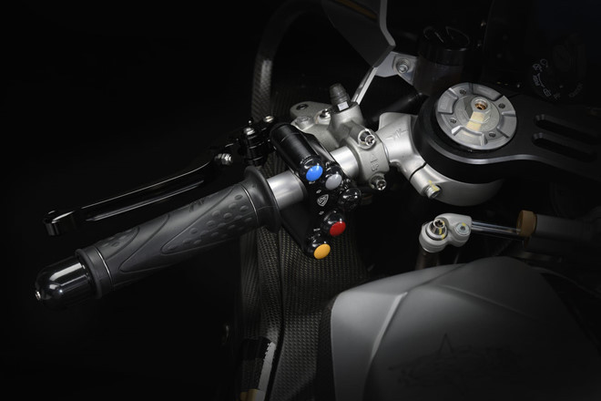 Thương hiệu CNC Racing cũng mang đến một loại trang bị đắt tiền cho chiếc F4 đặc biệt này như cùm công tắc dạng núm tròn kiểu MotoGP, nắp bình xăng đóng mở nhanh và tay côn/phanh có thể điều chỉnh.