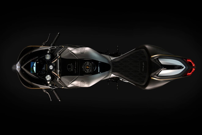 Về sức mạnh, F4 Claudio Castiglioni Edition được chia sẻ cỗ máy Corsa Corta 4 xy-lanh thẳng hàng với F4 RC. Tuy nhiên, phiên bản đặc biệt này đã được cải tiến các chi tiết bên trong như tay biên bằng titanium, trục khuỷu khối lượng nhẹ hơn, các con đội xú-páp được mạ lớp carbon cứng DLC và bộ nồi ướt STM.