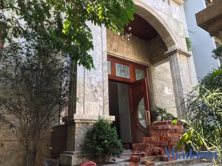 Gioi sieu giau Ha Noi doc tien mua lai biet thu Phap co-Hinh-6