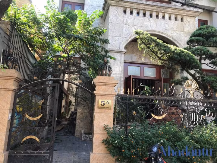 Gioi sieu giau Ha Noi doc tien mua lai biet thu Phap co-Hinh-7