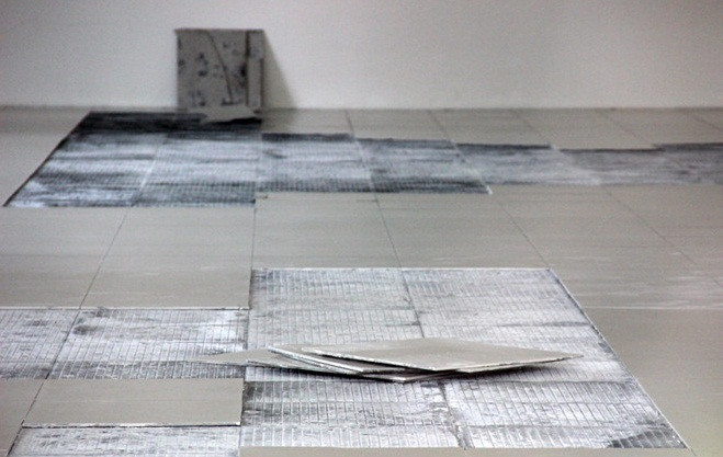 Một số gạch ở tầng 1 đã bong tróc. Ảnh: Zing.