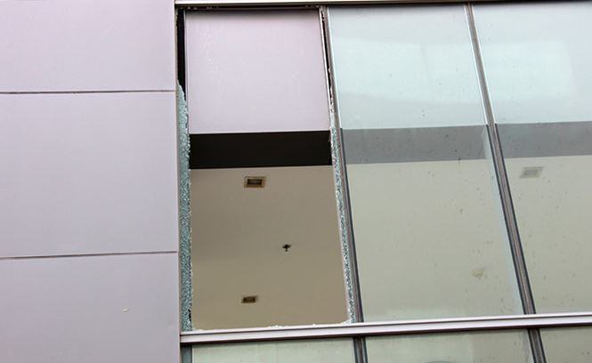 Nhiều tấm kính xung quanh tòa nhà bị vỡ. Ảnh: Zing.