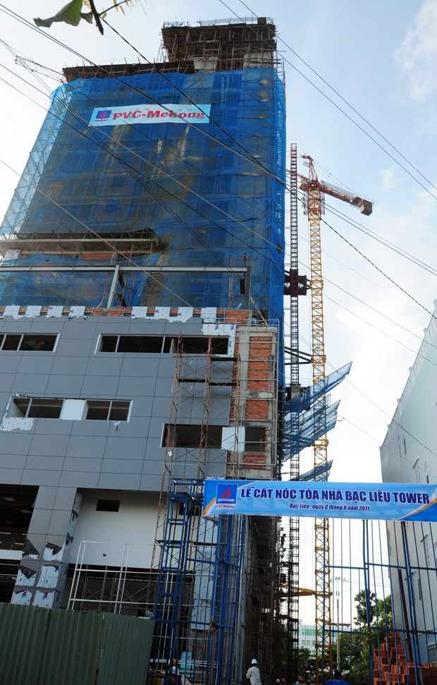Bạc Liêu Tower tọa lạc tại khu "đất vàng" với 3 mặt tiền đường Trần Phú - Bà Triệu - 30/4, TP Bạc Liêu. Dự án được hoàn thành vào giữa tháng 12/2011. Trong đó, đã hoàn thiện từ tầng 1 đến tầng 8 và tầng 17, các tầng còn lại là xây thô, chưa hoàn thiện. Ảnh: PVC.