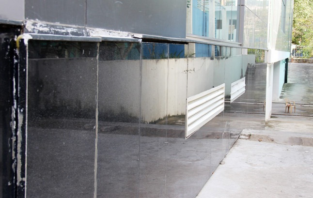 Sau nhiều không sử dụng, một số hạng mục trong tòa nhà đã xuống cấp. Ảnh: Lao Động.