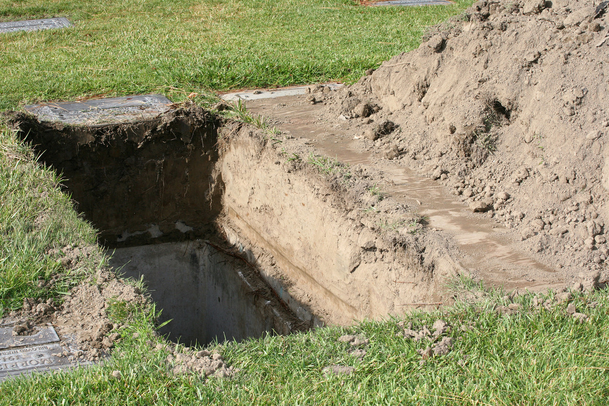 Khi nhắc đến công việc đào huyệt, chuẩn bị cho việc chôn người chết, chắc chắn nhiều người nghe qua đã "nổi da gà". Ở Mỹ, công việc này chỉ cần lao động phổ thông với thu nhập 30.700 USD/năm. Ảnh: YouTube.