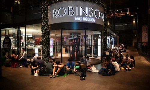 Bên ngoài cửa hàng Robinsons (tại The Heeren, Singapore) cũng xuất hiện hàng dài khách xếp hàng chờ khuyến mãi dịp Black Friday. Ảnh: Straitstimes.