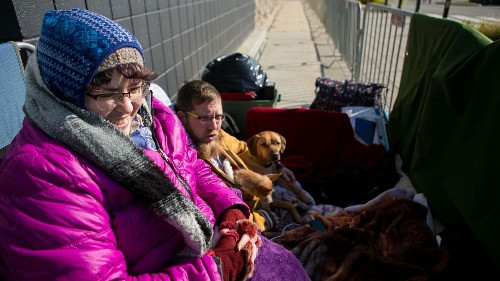 Tại một siêu thị Best Buy ở bang Delaware, Mike Farrar và bạn gái đến trước cửa siêu thị sớm hơn 2 ngày so với giờ mở cửa. Ảnh: Delaware Online.