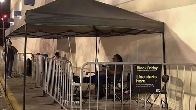 Việc cắm trại trước cửa siêu thị săn hàng giảm giá ngày Black Friday được xem là hoạt động quen thuộc của người Mỹ từ nhiều năm nay. Ảnh: NBC.
