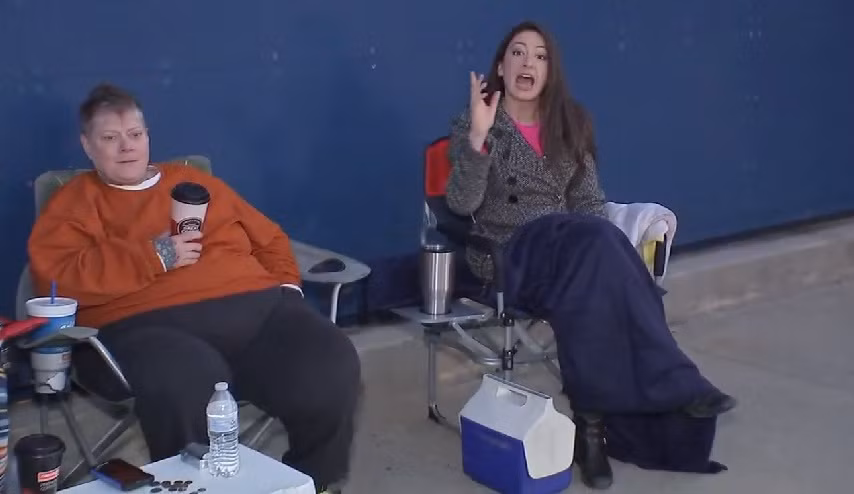 Bất chấp thời tiết lạnh giá, người Mỹ vẫn mang lều trại, chăn đệm đến trước cửa siêu thị săn hàng giảm giá. Ảnh: ABC 13.