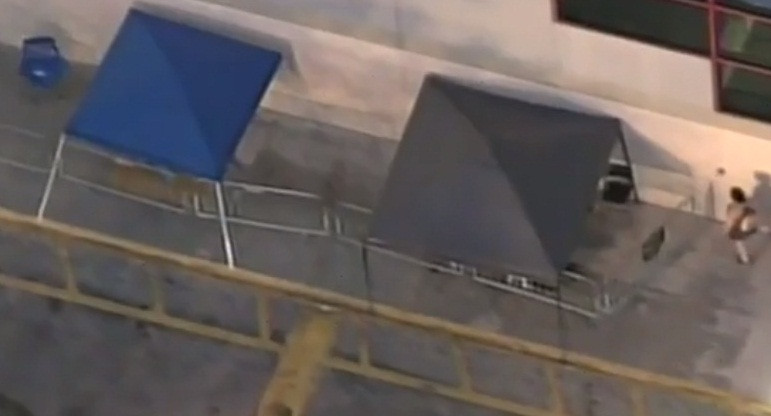 Những chiếc lều đã được dựng sẵn tại một cửa hàng Best Buy khác ở Mỹ. Ảnh: Wsvn.