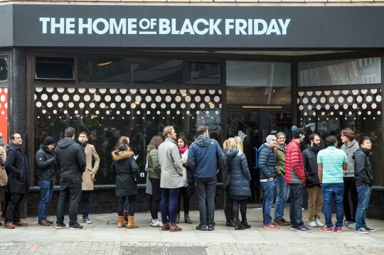 Trước ngày hội mua sắm Black Friday, dòng người chen nhau xếp hàng dài trước một cửa hàng Amazon trên phố Shoreditch tại London (Anh). Ảnh: Bloomberg.