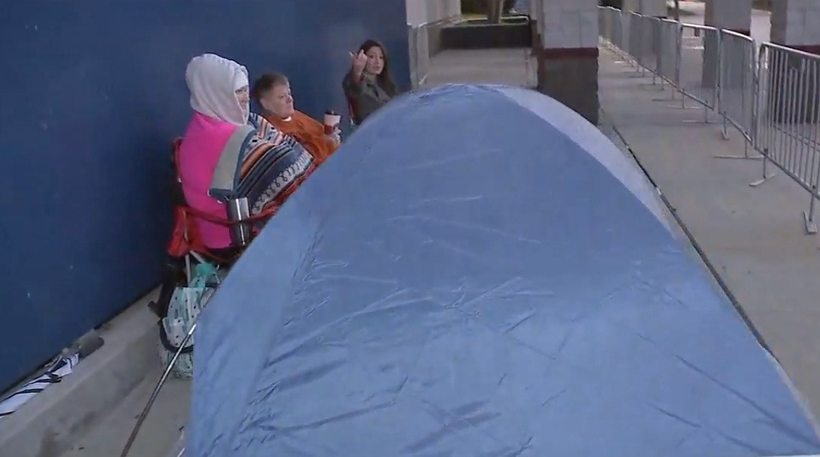 Họ mang theo cả máy sưởi, đồ ăn đến chờ bên ngoài siêu thị của Best Buy tại The Woodlands (Texas). Ảnh: ABC 13.