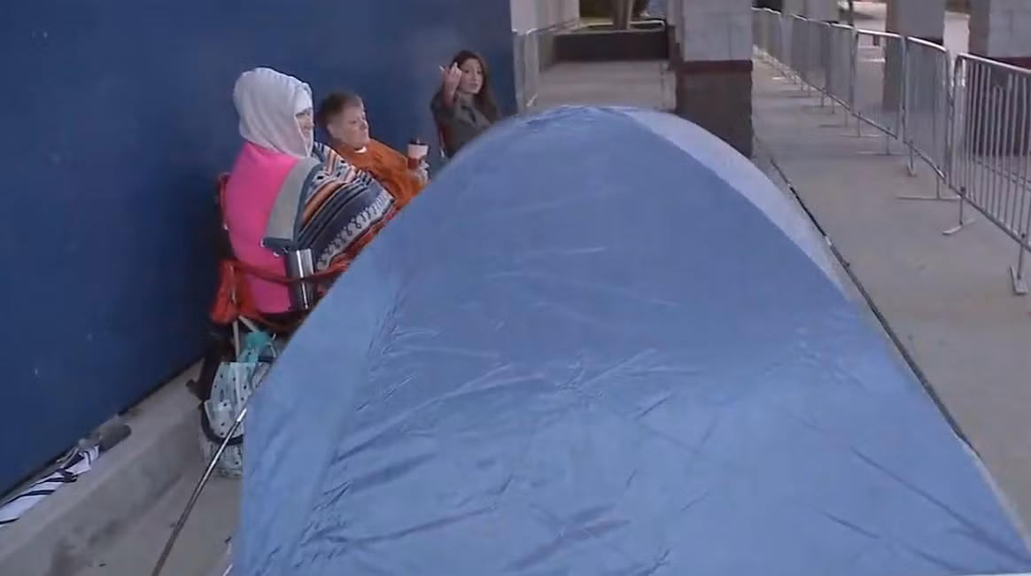 Họ mang theo cả máy sưởi, đồ ăn đến chờ bên ngoài siêu thị của Best Buy tại The Woodlands (Texas). Ảnh: ABC 13.