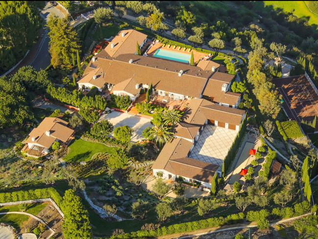 Dinh thự Hacienda de la Paz tại Rolling Hills, bang California (Mỹ), được xây theo phong cách Tây Ban Nha và mất tới 17 năm để hoàn thành. 5 trong 6 tầng của căn nhà được xây dưới lòng đất. Ảnh: BI.