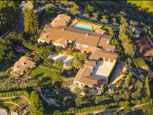 Dinh thự Hacienda de la Paz tại Rolling Hills, bang California (Mỹ), được xây theo phong cách Tây Ban Nha và mất tới 17 năm để hoàn thành. 5 trong 6 tầng của căn nhà được xây dưới lòng đất. Ảnh: BI.