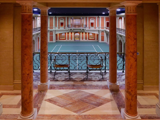 Hacienda de la Paz có 2 sân tennis, trong đó một sân nằm dưới lòng đất. Ảnh: BI.