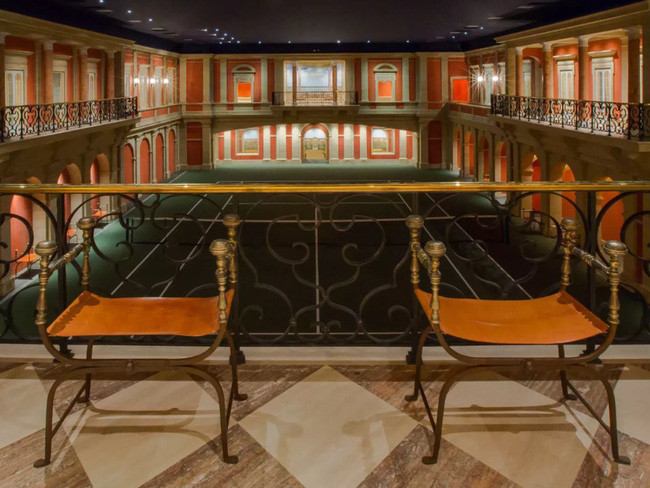 Với tổng diện tích hơn 4.700 m2, dinh thự có 9 phòng ngủ, 25 phòng tắm và một garage có sức chứa 6 ôtô. Ảnh: BI.