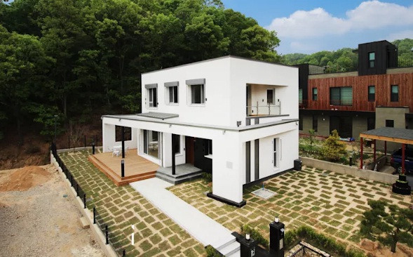 Việc sử dụng kính ở phần lớn các diện tường giúp ánh sáng xuyên suốt không gian sống. Ảnh: Homify.