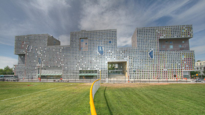 Chỉ cần nhìn vào Simmons Hall, bạn có thể cảm nhận ngay được nó tuyệt vời đến mức nào khi sống ở đây. Có một số khu nhà ở khác trên khuôn viên trường của MIT, nhưng đây là nơi được yêu thích nhất. Và mọi thứ sinh viên cần cho một cuộc vui cũng đều có ở đây: một sân bóng và một sân khúc côn cầu,...