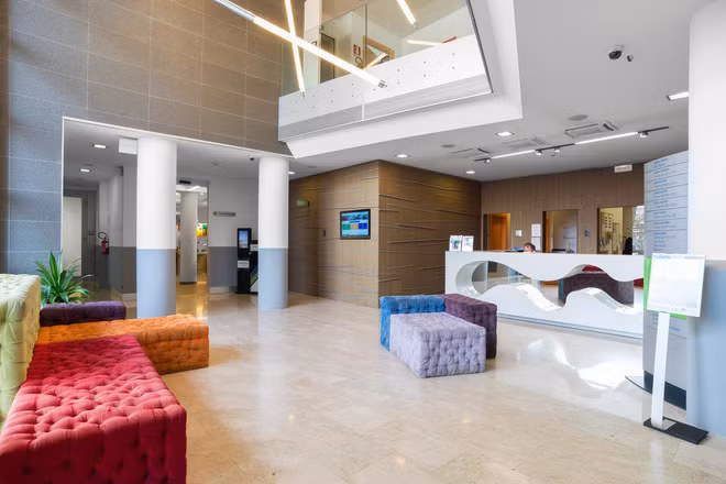 Camplus Turro của Milan có thể cung cấp chỗ ở cho 165 sinh viên, tất cả đều có thể đi đến trường rất nhanh chóng nhờ vào ga tàu điện ngầm ngay bên cạnh khu nhà ở. Sinh viên có thể thư giãn và học tập trong khu vườn bên trong hoặc chạy bộ ở Parco della Martesana gần đó.