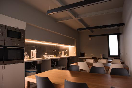 Nằm ở trung tâm của Lisbon, DOORM sẽ đảm bảo cho bạn một trải nghiệm tuyệt vời trong khi học tập tại thành phố. Tất cả mọi thứ bạn cần đều có sẵn: một phòng tập thể dục, phòng học với Macbook, khu vực ngoài trời,.. Thậm chí bạn còn được giao bánh mì tươi hàng ngày.