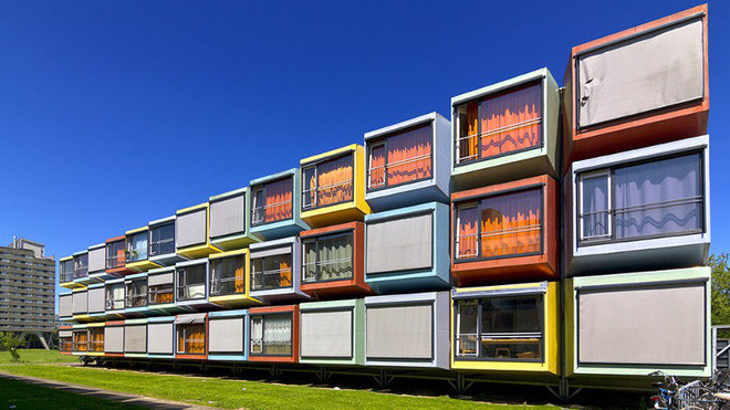 Nếu bạn yêu màu sắc, đây chính là khu nhà lý tưởng nhất. Cũng được hình thành trên cấu trúc vuông vức của những khối hộp nhưng sự rực rỡ của ký túc xá này là điều mà khó có kiến trúc nào có thể sao chép được.