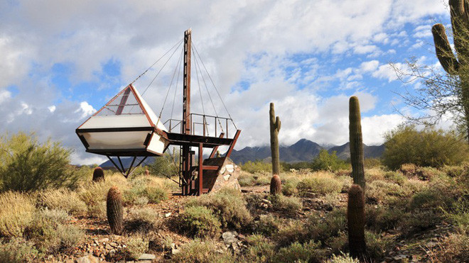 Đây thực sự là một kiến trúc táo bạo và lạ lùng. Học sinh theo học tại Trường Kiến trúc của Frank Lloyd Wright đã xây dựng nơi trú ẩn của riêng mình trong sa mạc Sonoran, là nơi học sinh tìm cách hiểu môi trường ảnh hưởng như thế nào đến kiến trúc và làm sao để hòa hợp công trình của mình với thiên nhiên.