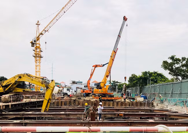 Với hành vi trên, UBND quận 7 đã ra quyết định xử phạt 40 triệu đồng, buộc ngừng thi công công trình và Công ty Vạn Gia Long tự phá dỡ phần xây dựng vi phạm. Ảnh: Skylandgroup.