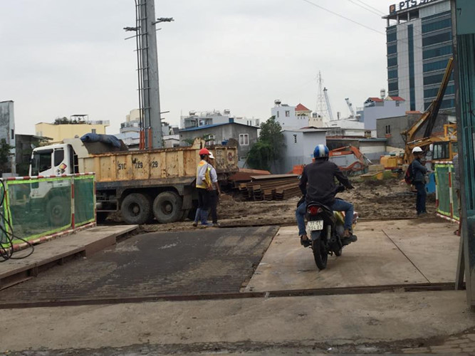 Trong quá trình thi công, UBND phường Tân Thuận Tây đã lập biên bản vi phạm hành chính và ban hành quyết định đình chỉ thi công xây dựng công trình do chủ đầu tư đã vi phạm tại một phần thửa 59, 60, 82 tờ bản đồ số 15. Ảnh: Tapdoannhadat.