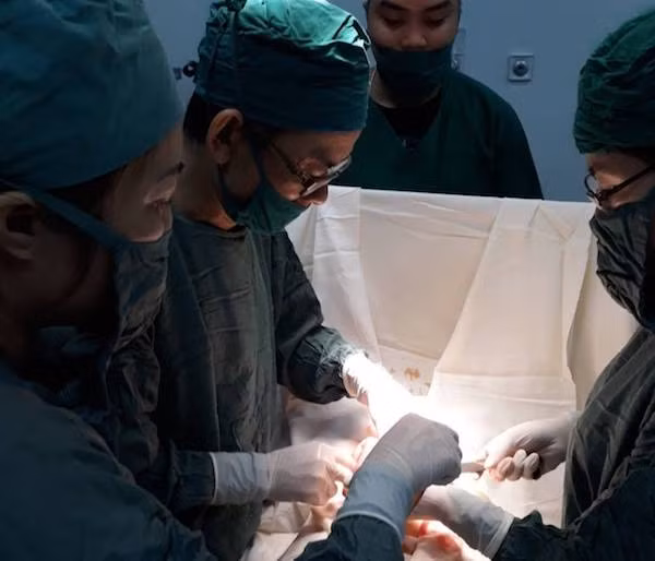 An qua hong lien tuc, be gai 14 tuoi bi tac ruot