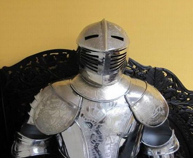 Bộ áo giáp thời trung cổ là ví dụ điển hình cho xu hướng chọn trang phục kỳ dị, độc đáo cho dịp lễ Halloween. Áo giáp có giá 30.402 USD (709 triệu đồng). Ảnh: CBS News.