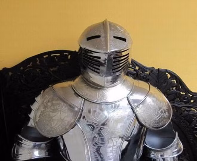 Bộ áo giáp thời trung cổ là ví dụ điển hình cho xu hướng chọn trang phục kỳ dị, độc đáo cho dịp lễ Halloween. Áo giáp có giá 30.402 USD (709 triệu đồng). Ảnh: CBS News.