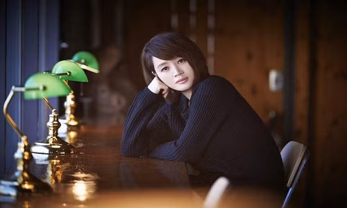 Kim Hye Soo được mệnh danh là "chị đại" của điện ảnh Hàn bởi nhan sắc xinh đẹp, học vấn cao cũng như khả năng diễn xuất ấn tượng. Cô được biết tới qua nhiều bộ phim như "Jang Hee Bin", "The Thieves", "Signal"... Dù đã gần 50, diễn viên Kim Hye Soo vẫn chưa kết hôn và tự tin khẳng định: "Phụ nữ độc lập, tự tin, xinh đẹp đâu có nghĩa bắt buộc phải cưới chồng"