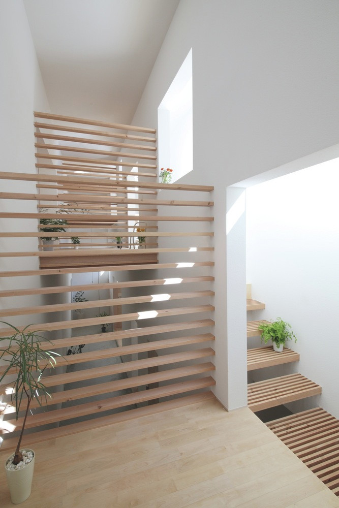 Bên trong ngôi nhà, gỗ thanh được tận dụng triệt để cho cầu thang.