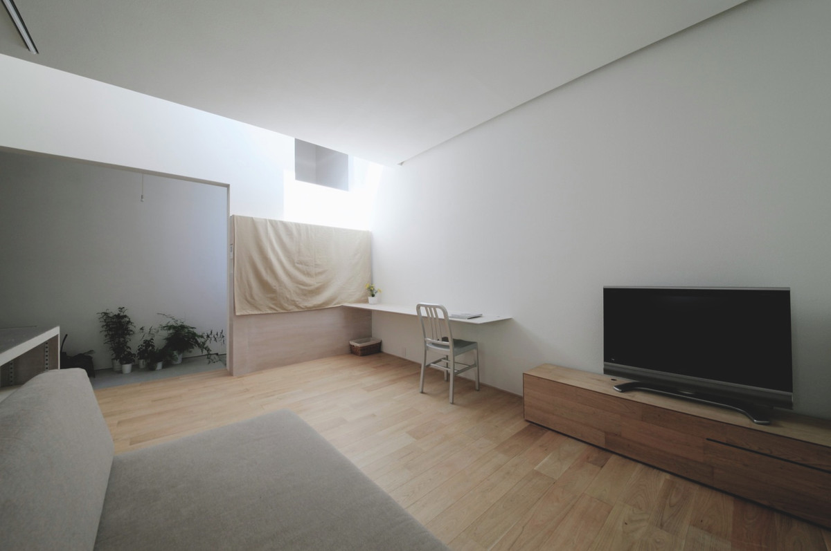 Không gian phòng khách thoáng rộng với nội thất đơn giản.