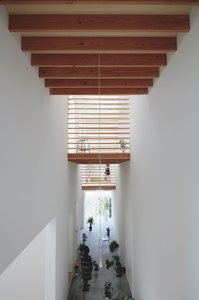 Nhờ vậy, ánh sáng được chắt chiu và len lỏi khắp không gian trong nhà 2 tầng.