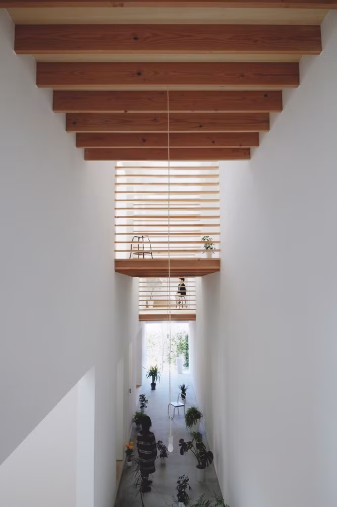 Nhờ vậy, ánh sáng được chắt chiu và len lỏi khắp không gian trong nhà 2 tầng.