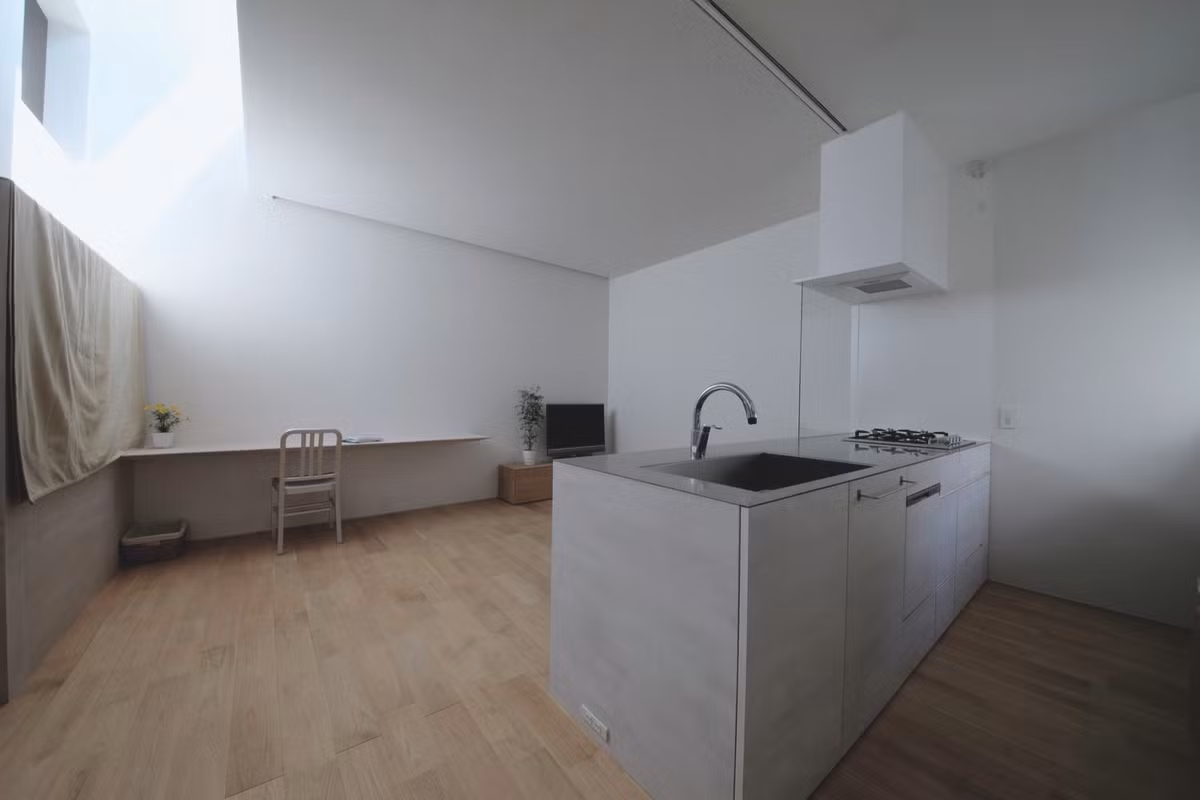 Khu bếp sử dụng gam màu trắng làm tăng cảm giác rộng rãi và sáng hơn.