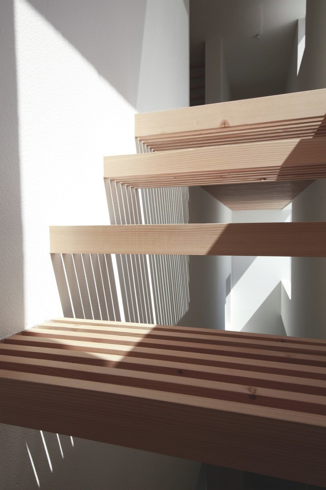 Bóng nắng lung lung tạo không gian huyền ảo.