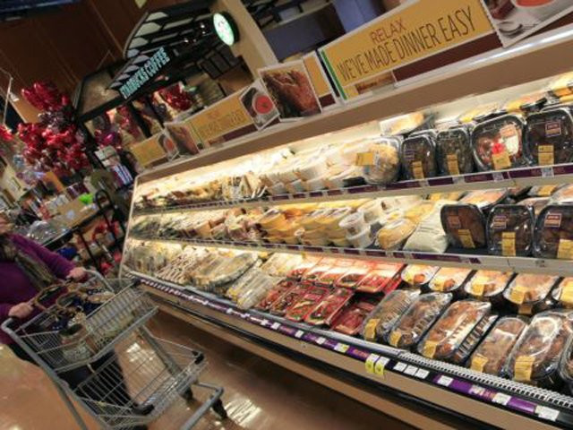 Một số thực phẩm chế biến sẵn, đóng gói đẹp mắt sẽ có giá đắt hơn nhiều so với các thực phẩm thông thường cùng loại. Vậy hãy cân nhắc kỹ xem có thực sự cần các sản phẩm đó không thay vì mua tùy hứng.