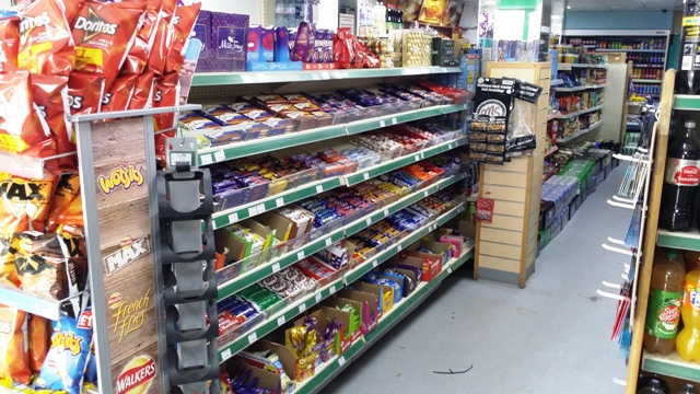 Mua sắm khi đói bụng chắc chắn sẽ khiến bạn chi tiền nhiều hơn vào những các đồ ăn vặt. Tốt hơn hết hãy ăn nhẹ trước khi đi chợ hoặc siêu thị.