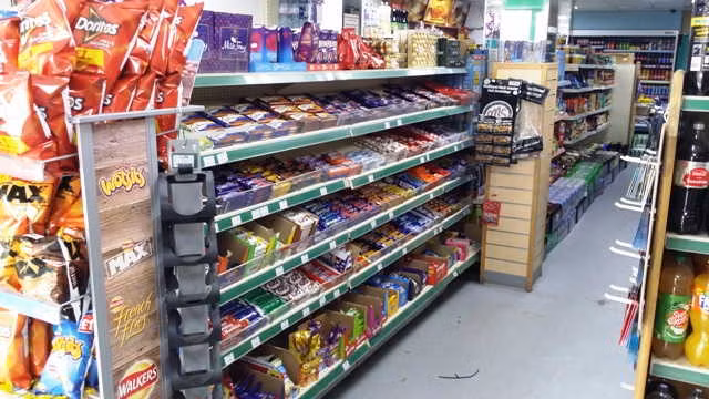 Mua sắm khi đói bụng chắc chắn sẽ khiến bạn chi tiền nhiều hơn vào những các đồ ăn vặt. Tốt hơn hết hãy ăn nhẹ trước khi đi chợ hoặc siêu thị.