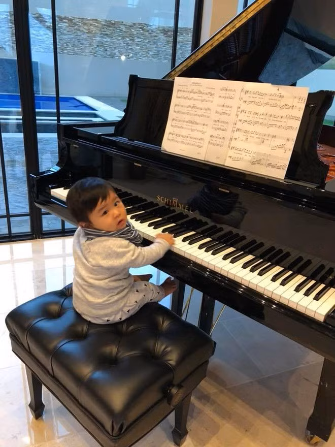 Ngay từ nhỏ, Đan Trường đã muốn con tiếp xúc với âm nhạc. Ảnh: Thegioitre.