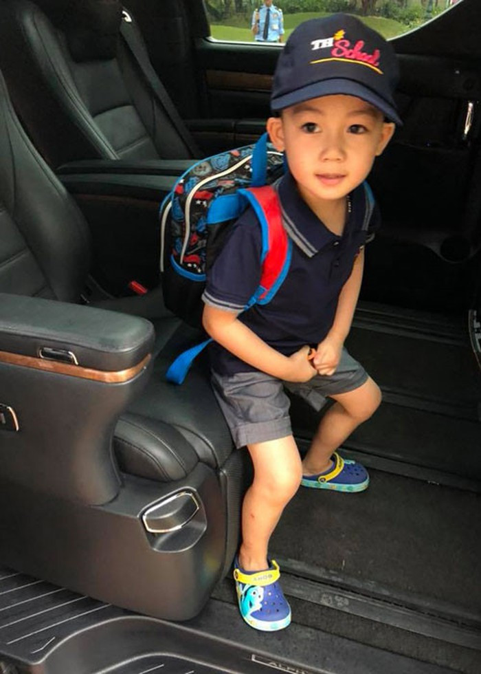Bé Ricky có phòng ngủ sang chảnh, tủ đồ hàng hiệu, được chăm sóc sức khỏe ở nước ngoài, đi du lịch xa xỉ. Ảnh: FBNV.