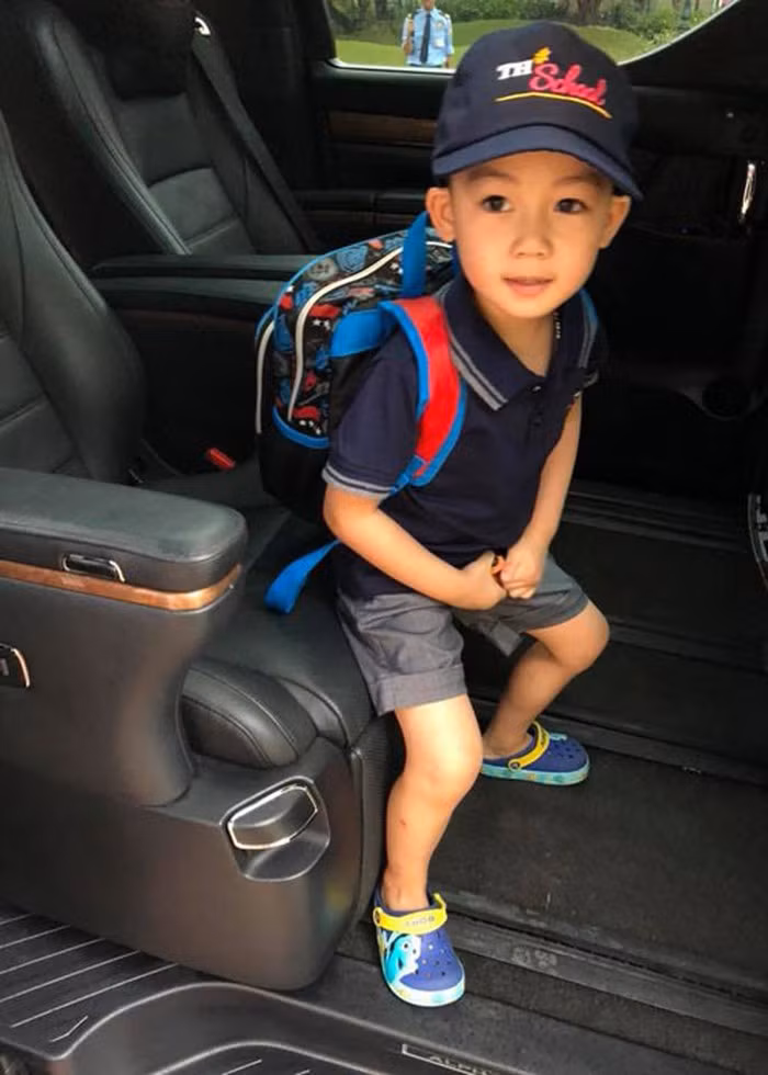 Bé Ricky có phòng ngủ sang chảnh, tủ đồ hàng hiệu, được chăm sóc sức khỏe ở nước ngoài, đi du lịch xa xỉ. Ảnh: FBNV.